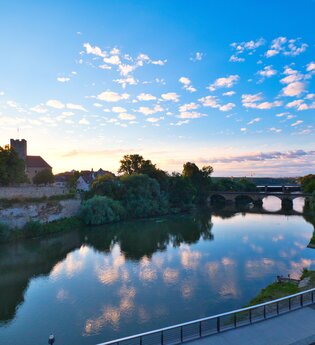 Blick über den Fluss zum Rathausburg in Lauffen am Neckar bei Sonnenuntergang. | © Ulrich Seidel | Stadtverwaltung Lauffen am Neckar