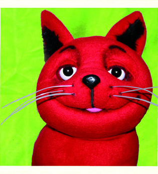 Rote Katze auf grünem Hintergrund