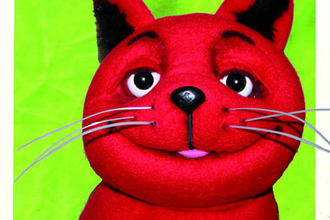 Rote Katze auf grünem Hintergrund