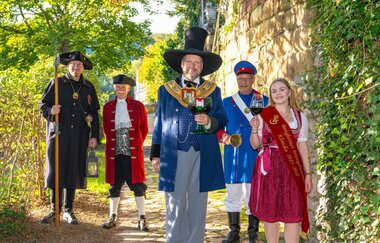 Gruppe von Menschen in historischen Kostümen auf einem Weg im Freien. | © Stadt Besigheim