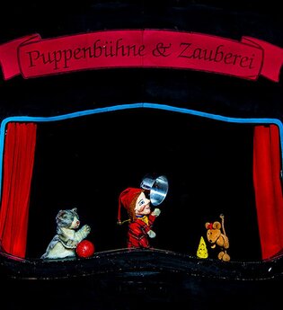 Puppenbühne mit Figuren: Katze, Puppe mit Topf, Maus mit Käse. | © Prinzessin Gisela Theater