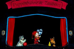 Puppenbühne mit Figuren: Katze, Puppe mit Topf, Maus mit Käse. | © Prinzessin Gisela Theater