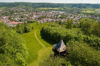 Luftbildaufnahme - Blick über Kernerturm den Berghang hinunter auf Gaildorf, im Hintergrund auf der anderen Talseite die bewaldeten Limpurger Berge mit zahlreichen Windrädern | © Stadt Gaildorf