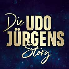 Logo mit dem Text 'Die Udo Jürgens Story' auf dunkelblauem Hintergrund. | © see on the left