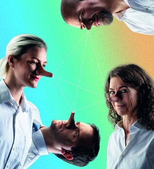 Zwei Männer und eine Frau mit langen Nasen. Die Nasenspitzen sind mit weißen Linien verbunden.

Two men and two women with long noses. The tips of their noses are connected with white lines. | © Badische Landesbühne Bruchsal