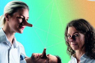 Zwei Männer und eine Frau mit langen Nasen. Die Nasenspitzen sind mit weißen Linien verbunden.

Two men and two women with long noses. The tips of their noses are connected with white lines.
