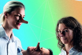 Zwei Männer und eine Frau mit langen Nasen. Die Nasenspitzen sind mit weißen Linien verbunden.

Two men and two women with long noses. The tips of their noses are connected with white lines. | © Badische Landesbühne Bruchsal