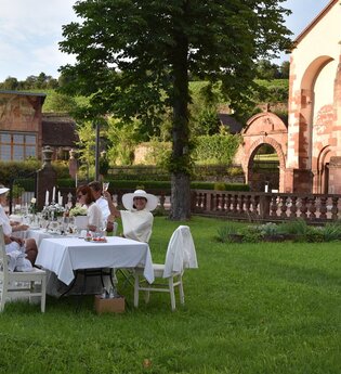 Diner-en-blanc – Picknick im wunderschönen Ambiente des Abteigartens | © Kloster Bronnbach