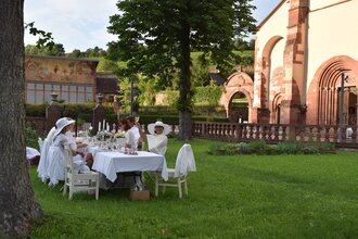 Diner-en-blanc – Picknick im wunderschönen Ambiente des Abteigartens | © Kloster Bronnbach