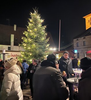 Menschen auf dem Weihnachtsmarkt in Eberstadt