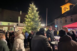 Menschen auf dem Weihnachtsmarkt in Eberstadt