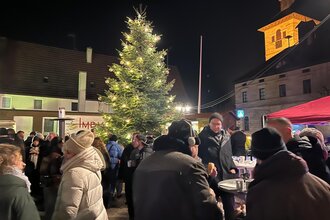 Menschen auf dem Weihnachtsmarkt in Eberstadt