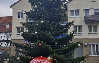 Tannenbaum mit Christbaumkugel Eberstadt