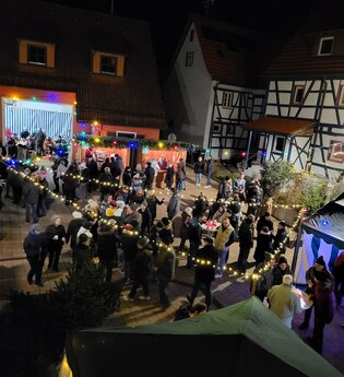 Dorfweihnacht von oben mit Lichterketten