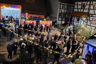 Dorfweihnacht von oben mit Lichterketten