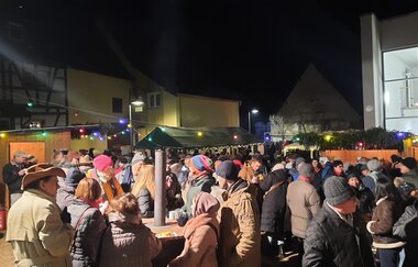 Menschengruppen auf dem Weihnachtsmarkt