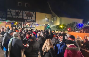 Menschen auf dem Weihnachtsmarkt