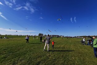 Segelflugplatz in Mülben, auf dessen Gelände Besucher Drachen steigen lassen