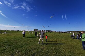 Segelflugplatz in Mülben, auf dessen Gelände Besucher Drachen steigen lassen | © LSV Hoher Odenwald e. V.