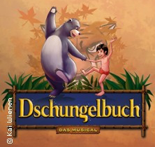 Illustration von Balu und Mogli aus dem Dschungelbuch vor einem Dschungelhintergrund mit dem Schriftzug 'Dschungelbuch - das Musical'. | © see on the left