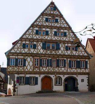 Durch den historischen Ortskern von Enzweihingen