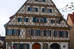 Durch den historischen Ortskern von Enzweihingen