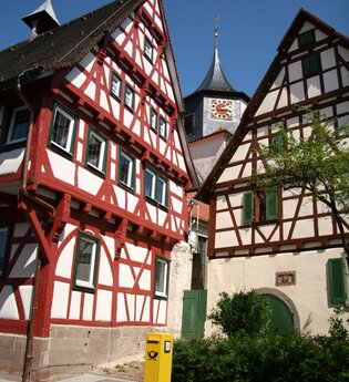 Durch den historischen Ortskern von Gündelbach