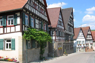 Durch den historischen Ortskern von Roßwag