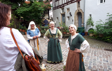 Wimpfener Weyber als Mägde im Mittelalter unterwegs in den Altstadtgassen | © Stadt Bad Wimpfen