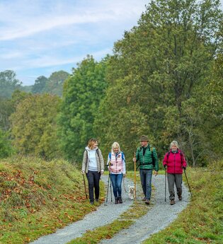 Ein tiefer Einblick in die „Erdlöcher“ mit Geopark vor-Ort-Führer Siegfried Kuhn, Buchen | © Liebliches Taubertal