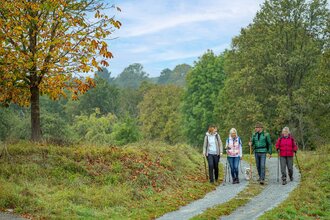 Ein tiefer Einblick in die „Erdlöcher“ mit Geopark vor-Ort-Führer Siegfried Kuhn, Buchen | © Liebliches Taubertal