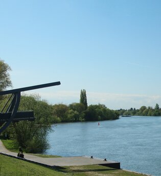 Entlang des Neckars von Mannheim zur Schwabenheimer Schleuse