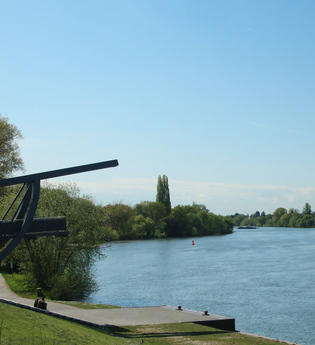 Entlang des Neckars von Mannheim zur Schwabenheimer Schleuse