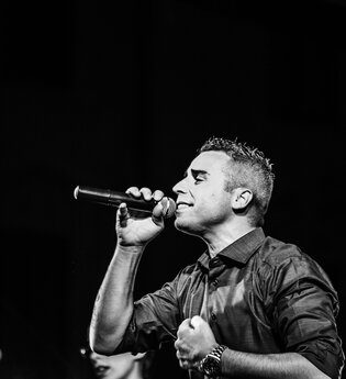 Eppinger Festivalsommer 2026 - Eros Ramazzotti International Tribute auf der Bühne im Weiherpark | © Eros Ramazzotti International Tribute