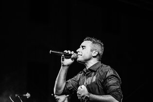 Eppinger Festivalsommer 2026 - Eros Ramazzotti International Tribute auf der Bühne im Weiherpark | © Eros Ramazzotti International Tribute