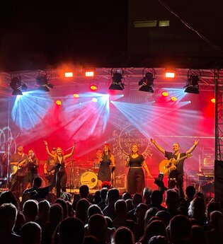 Eppinger Festivalsommer 2026 - KRAICHGAUHELDEN - EVERMIND auf der Bühne im Weiherpark | © Andreas Kucher