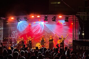 Eppinger Festivalsommer 2026 - KRAICHGAUHELDEN - EVERMIND auf der Bühne im Weiherpark | © Andreas Kucher