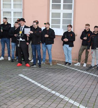 mehrere Personen bei der Eröffnungsfeier