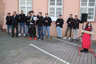 mehrere Personen bei der Eröffnungsfeier