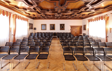 Festsaal mit hölzerner Kassettendecke in Konzertbestuhlung | © Stadt Gaildorf