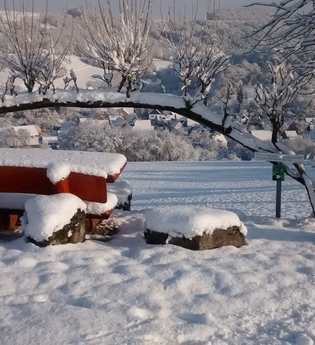 Station des Pfads der Stille bei Schnee | © Touristikgemeinschaft Hohenlohe e.V. | Volkshochschule Künzelsau