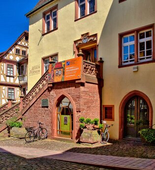 Familienführung durch die Sonderausstellung „Angebandelt – Ein Date mit der Schürze“ | © Grafschaftsmuseum Wertheim