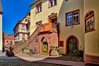 Familienführung durch die Sonderausstellung „Angebandelt – Ein Date mit der Schürze“ | © Grafschaftsmuseum Wertheim