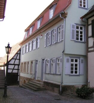 Sichtbare Außenfassade des denkmalgeschützten Gebäudes "Faust-Archiv" in Knittlingen.