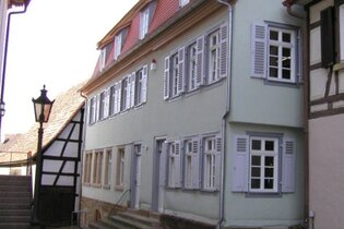 Sichtbare Außenfassade des denkmalgeschützten Gebäudes "Faust-Archiv" in Knittlingen.