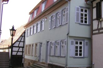 Sichtbare Außenfassade des denkmalgeschützten Gebäudes "Faust-Archiv" in Knittlingen.