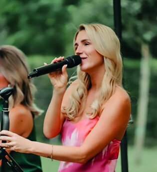 Festivalsommer 2026 - SUNDOWNER - Laura Ritter & Band auf der Weiherterrasse | © Laura Ritter