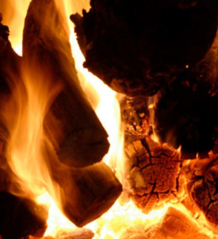 loderndes Feuer | © Steng, Landgut am Rotenberg