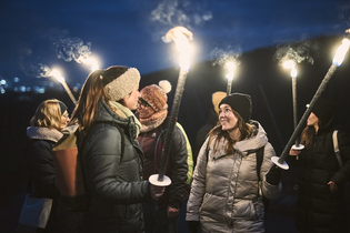 Eine Gruppe mit brennenden Fackeln bei einer Führung im dunkeln | © Tourimia Tourismus GmbH I Stefan Leitner