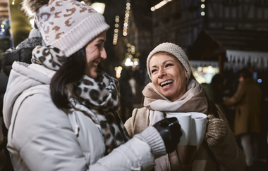 Lachende Menschen auf dem Weihnachtsmarkt | © Tourimia Tourismus GmbH | Stefan Leitner Photography